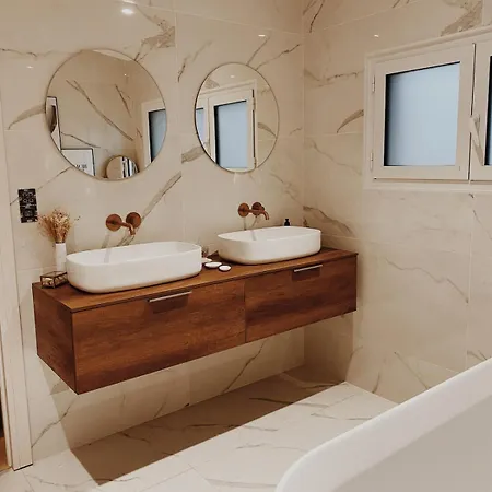 Avec Piscine Privée Au Calme